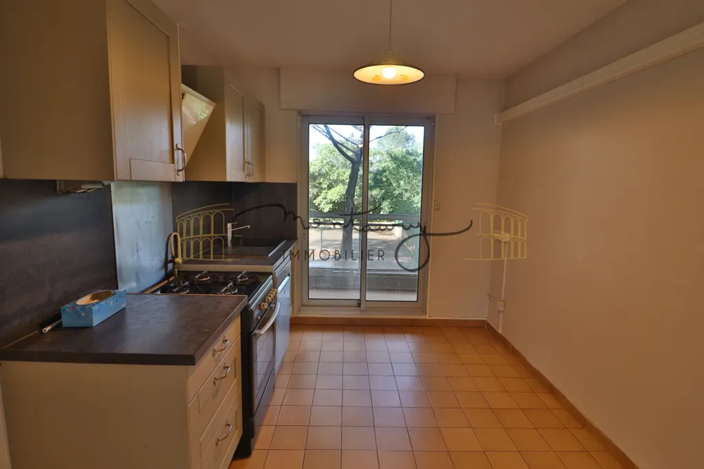 Köök - Spacious 4-Bed Apartment with Terrace in Route de Sauve