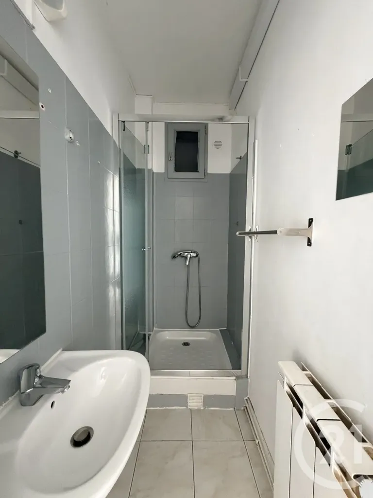 Vannitoad - Charming 3-Bed Flat in Antony Centre
