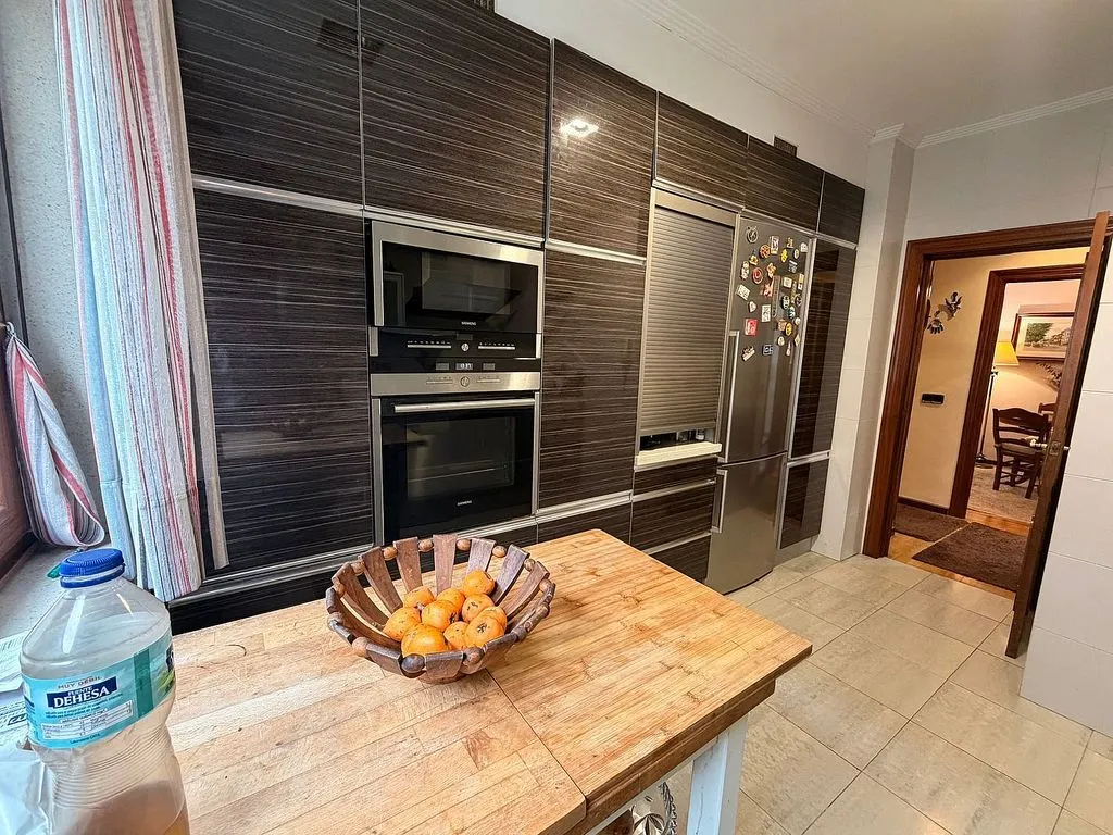 Cucina - Spacious Apartment with Dual Entrances in Mieres