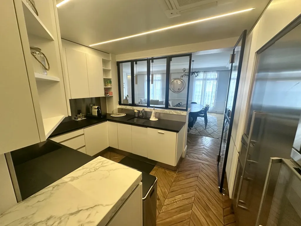 Cuisine - Appartement Meublé avec Balcon à Paris 8ᵉ