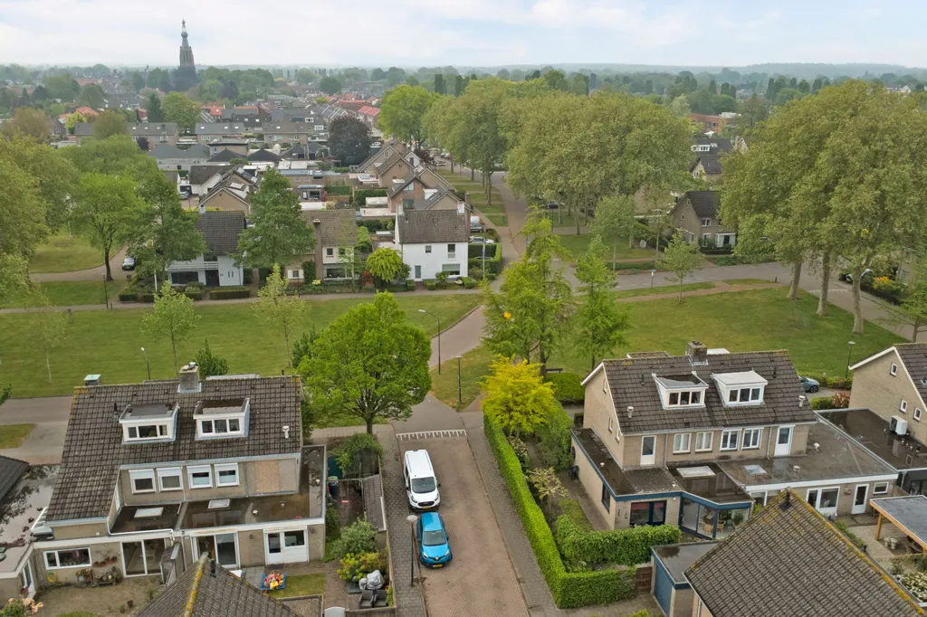 Vue aérienne - Modernised Two-Storey House with Garden in De Elst