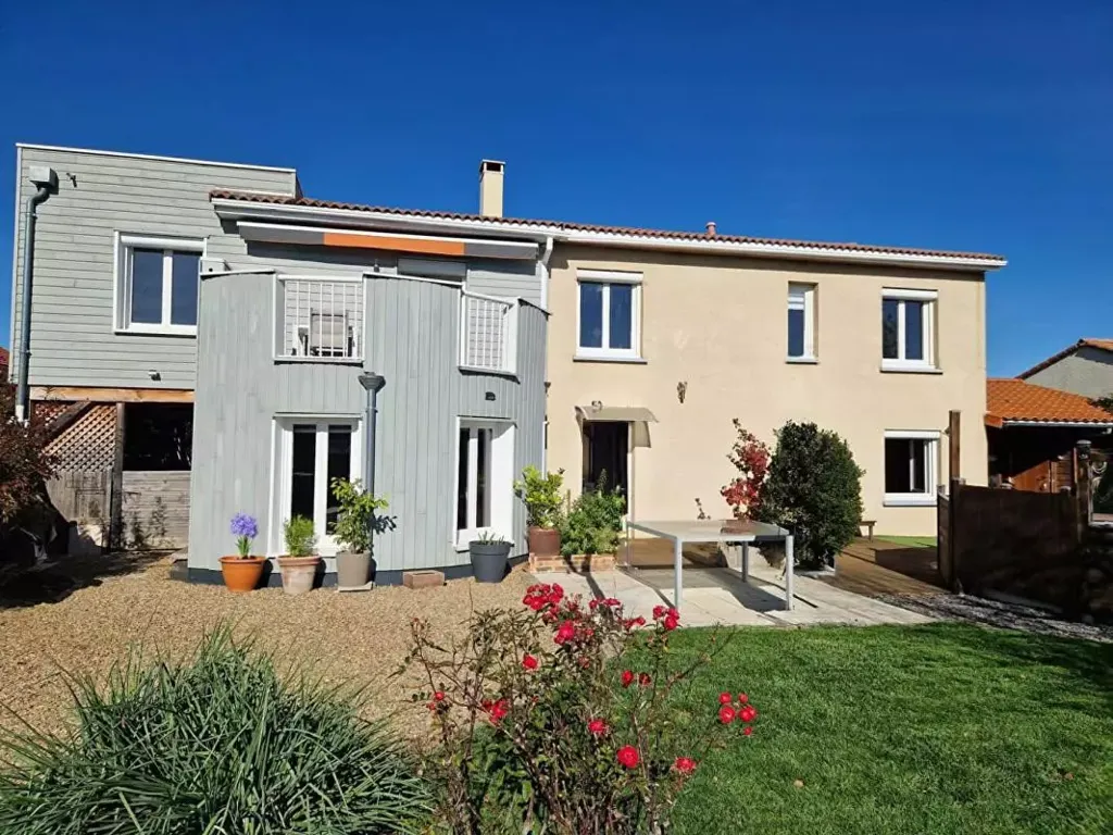 Extérieur - Maison avec Piscine et Jardin à Menetrol