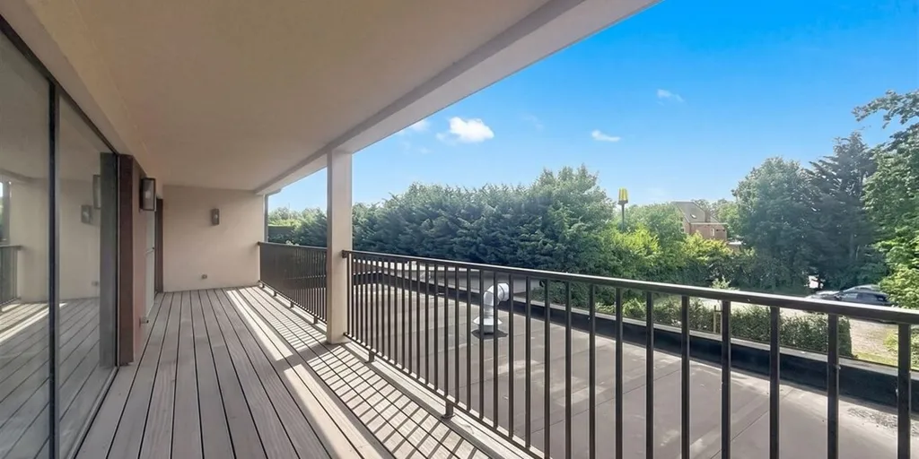 Rõdu - Spacious 3-Bedroom Apartment with Terrace in Sint-Niklaas