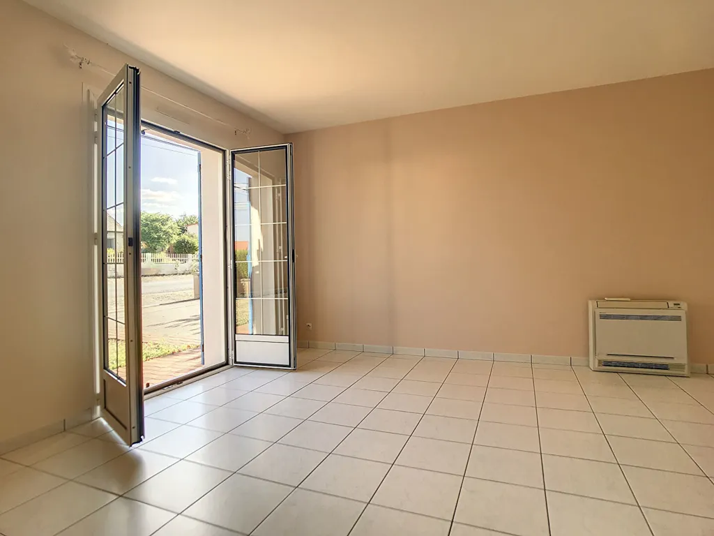 Toad - 3-Bedroom House with Terraced Garden in Couffé