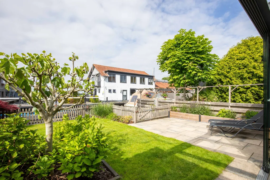Aed - Villa with Boat Mooring in Aalsmeer