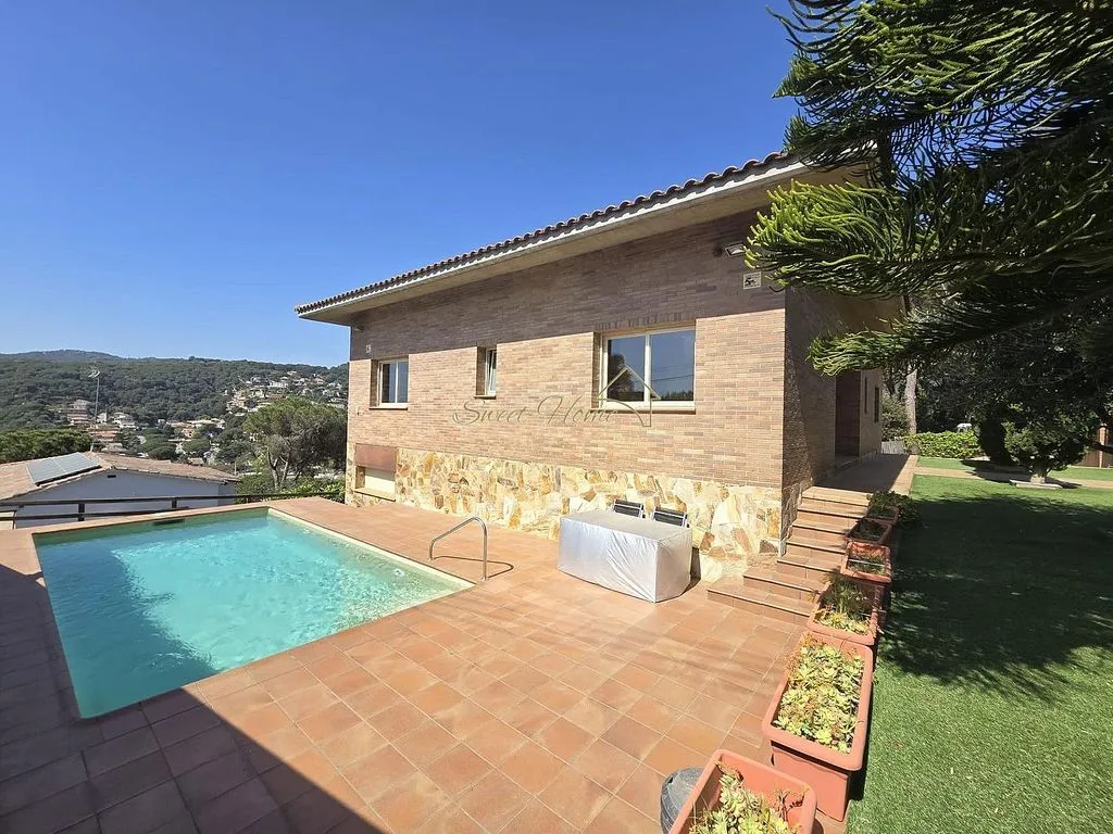Bassein - Luxury House with Pool in Cabrils, Catalonia