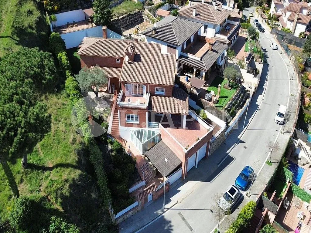 Õhuvaade - House with Indoor Pool in Argentona