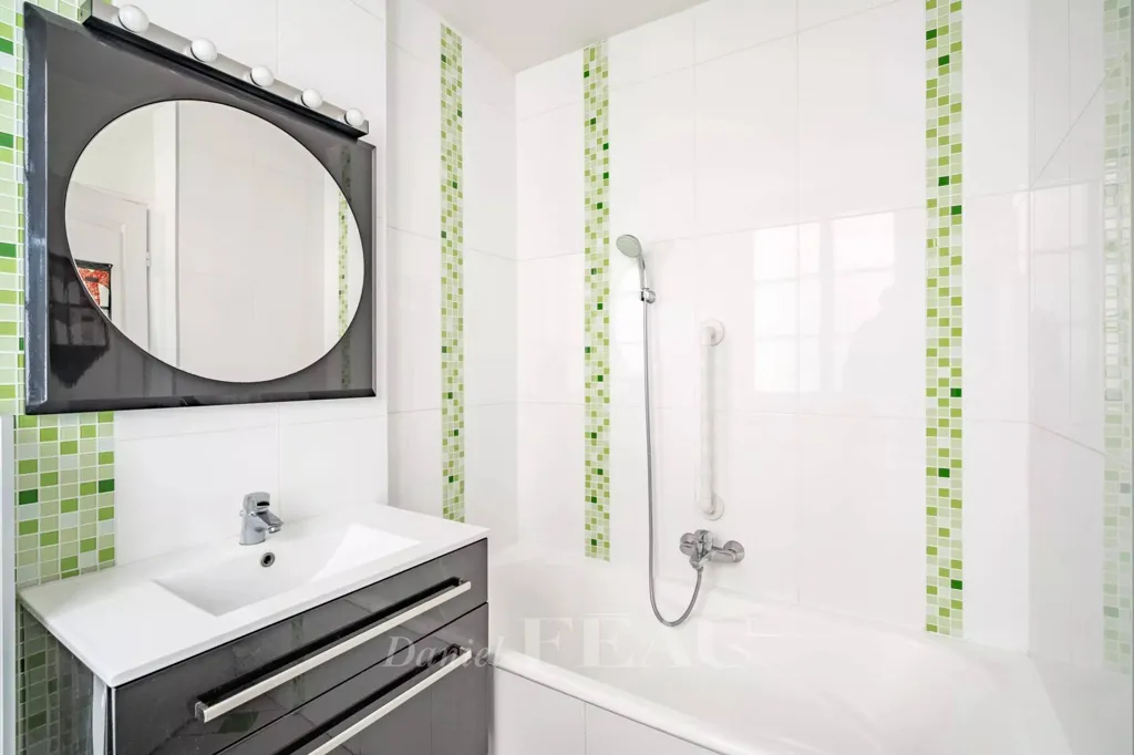 Salles de bain - Appartement Charmant avec Ascenseur à Saint-Germain-en-Laye