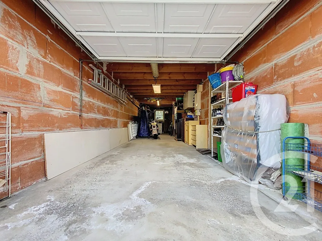Garage - Villa de Plain-Pied avec Piscine à Breuil-Magné