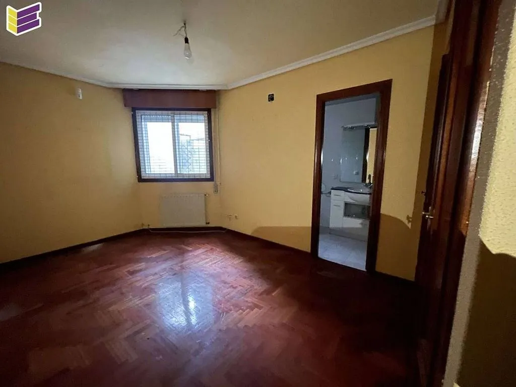 Pièces - Apartment with Large Windows in Vigo