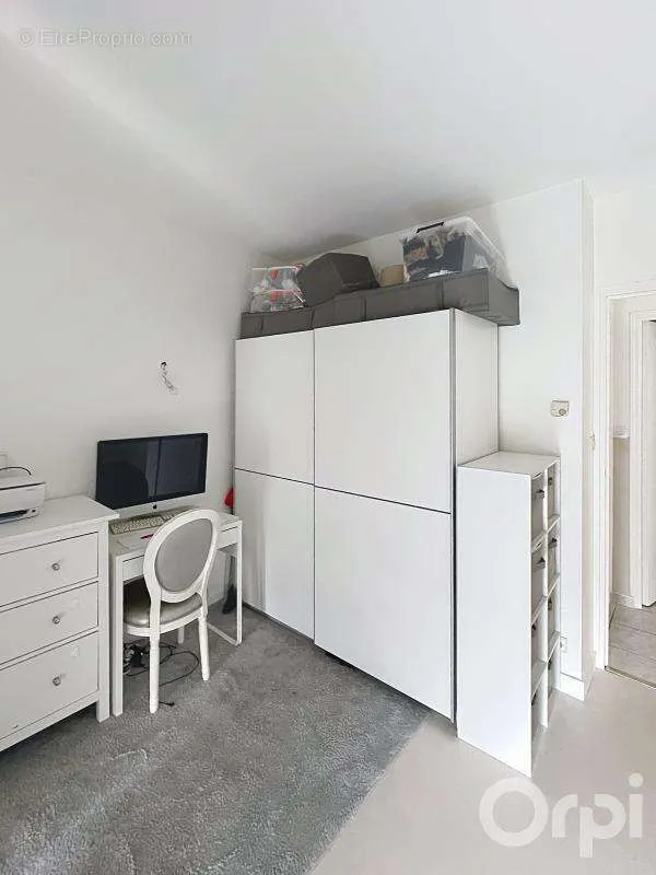 Chambres - Immeuble Mixte avec Atelier et Appartement Loué à Saulx-les-Chartreux