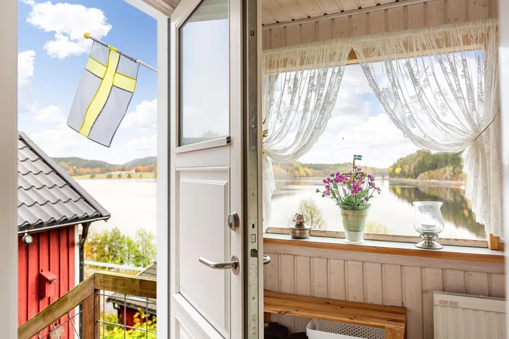 Balcon - Lakefront Plot with Three Houses in Hällingsjö
