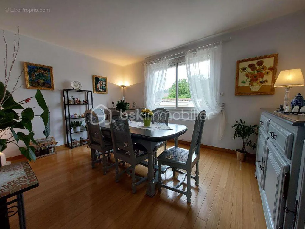 Salle à manger - Maison Traditionnelle avec Piscine sur Parcelle Arborée à Proximité