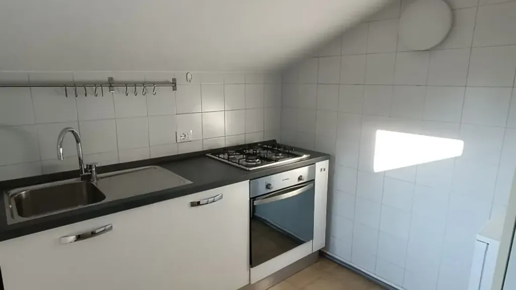 Cuisine - Mansarded Flat with Private Balcony in Brescia