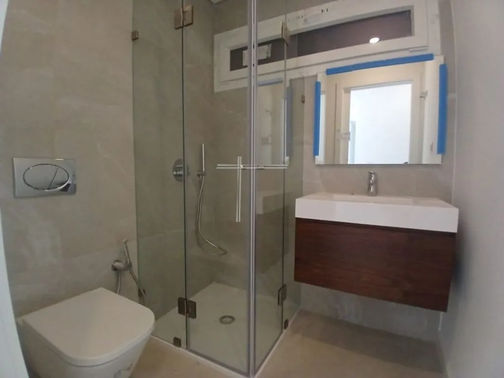 Salles de bain - Luxury 2-Bed Flat with Balcony in Charneca de Caparica