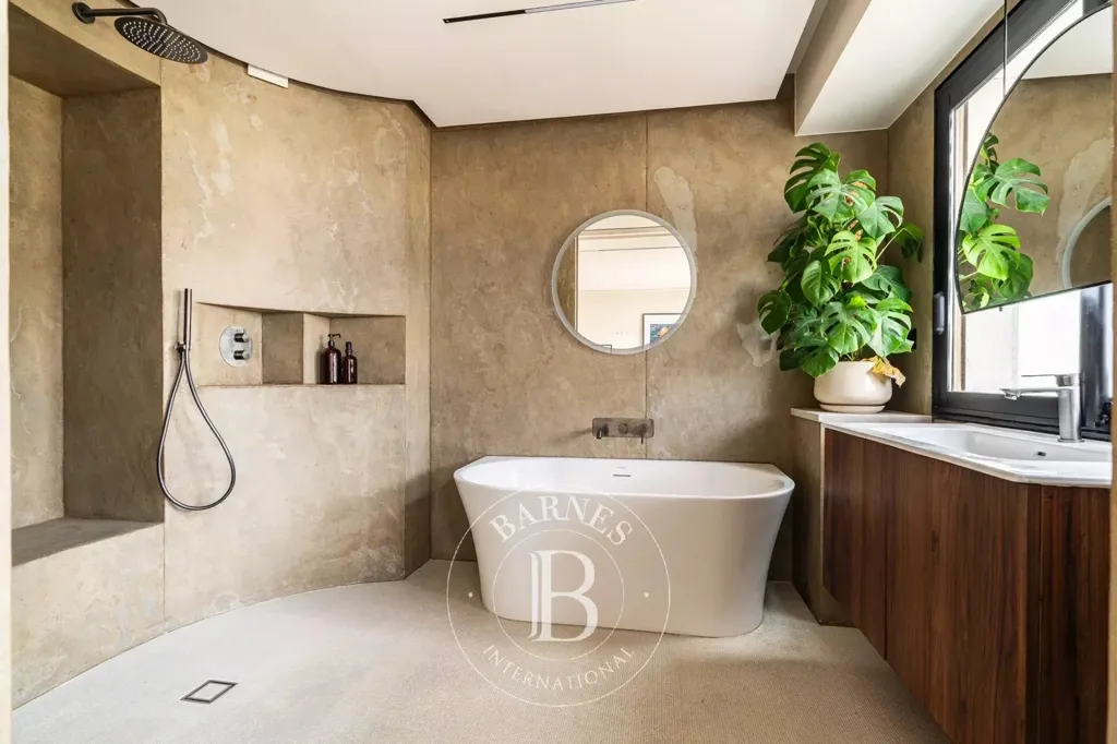 Vannitoad - Dual Aspect Flat with Balcony in Paris 16th