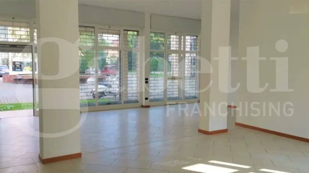 Rooms - Modern Retail Space with Street Frontage in Monza