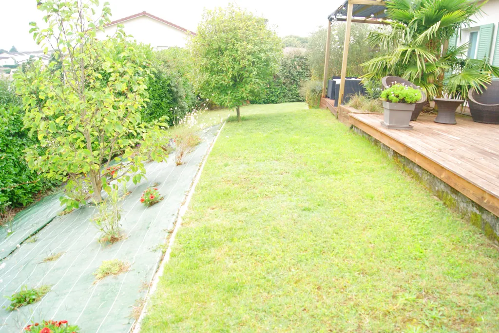Jardin - Maison de Plain-Pied avec Piscine à Pierre Louve