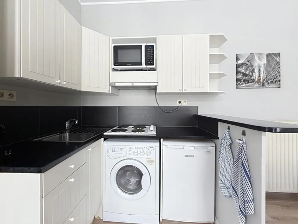 Cucina - Furnished Apartment with South-Facing Terrace in Brussels