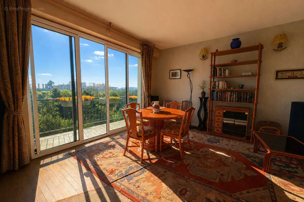 Sala da pranzo - Penthouse Apartment with Balcony in Saint-Germain-en-Laye
