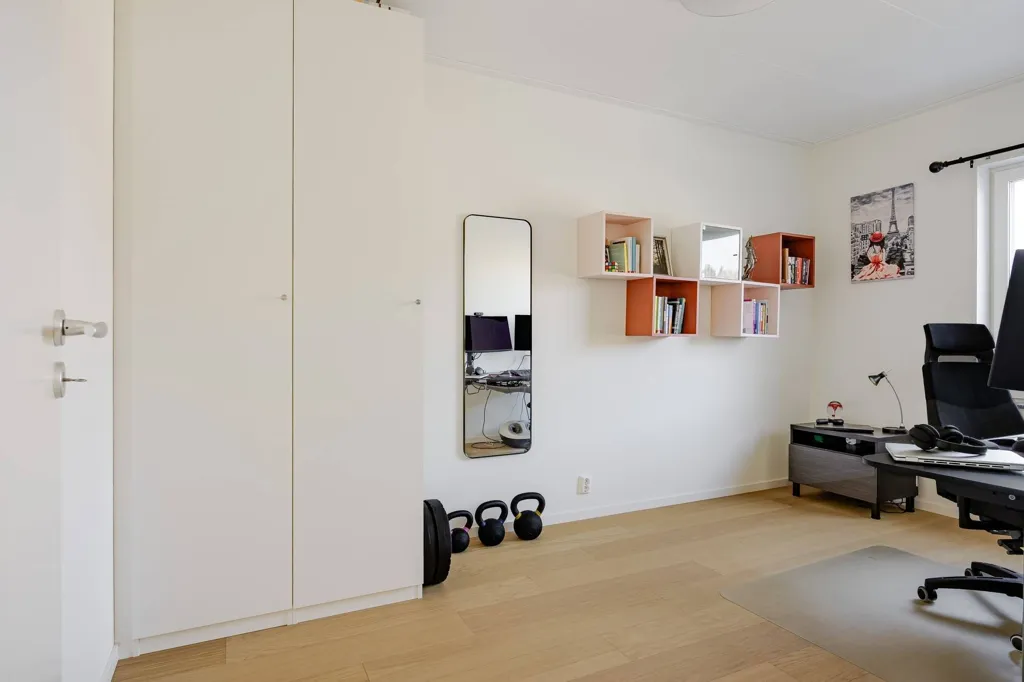 Bureau - Modern Flat with Sunny Balcony in Stockholm