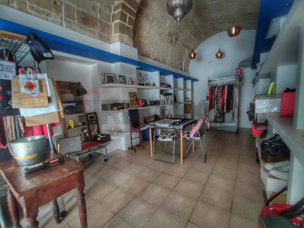 Bureau - Commercial Space with Vaulted Ceilings in Bari