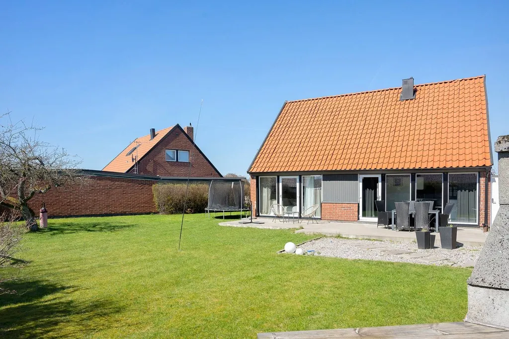 Aed - Classical Brick Villa with Garden in Gustavsfält