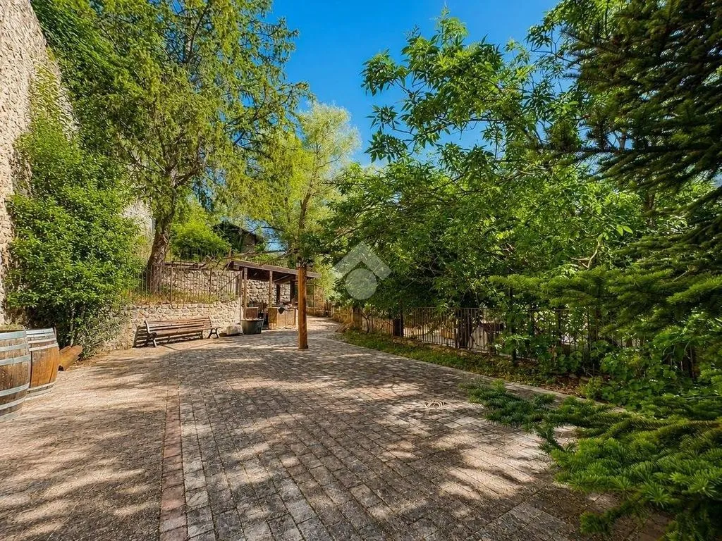 Giardino - 6-Bedroom House with Historic Setting in L'Aquila