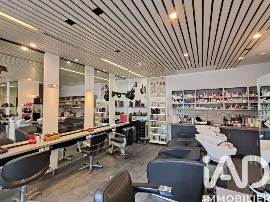 Rooms - Coiffure Salon with High Ceilings in Courbevoie