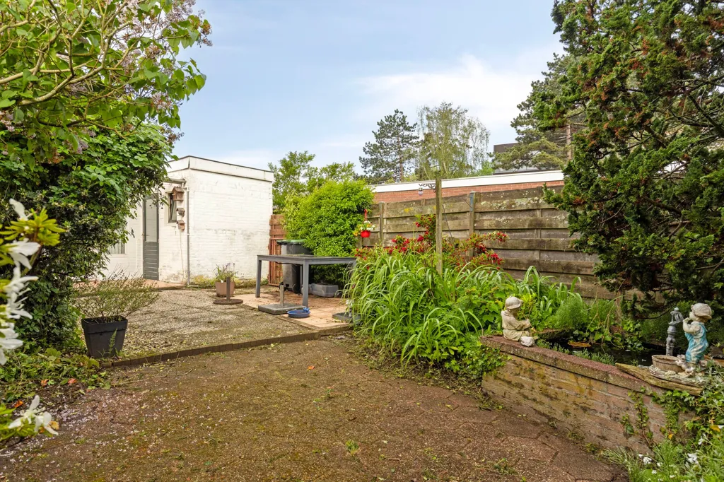 Aed - Renovatable Corner House with Garden in Goes