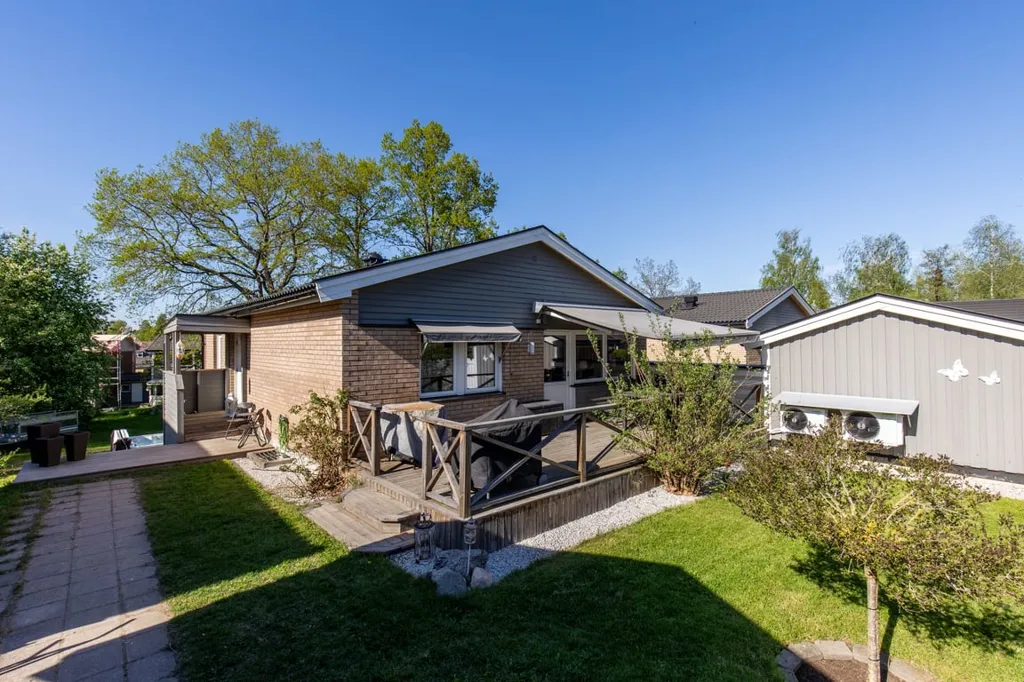 Aed - Two-Storey Villa with Garden in Hovsta