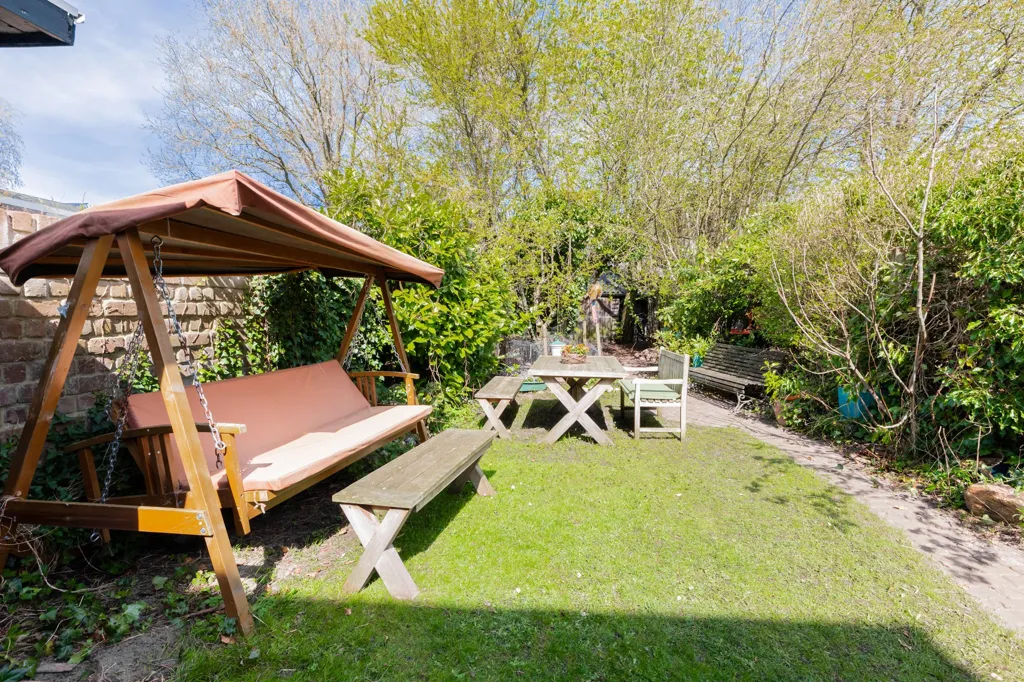 Aed - Monumental House with Deep Garden in Assen