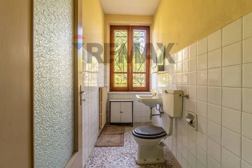 Bathrooms - Villa with Garden near Municipio