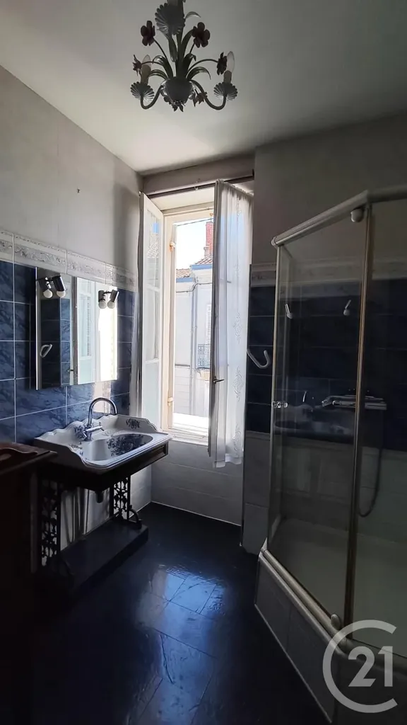 Salles de bain - Maison de Ville avec Garage à Saintes Rive Droite