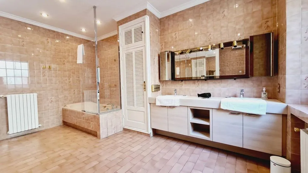 Bathrooms - Luxury Flat with Balcony in Cannes
