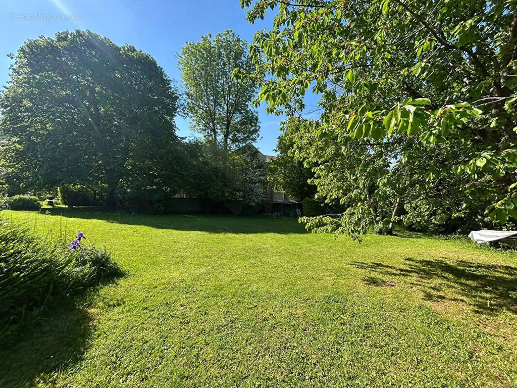 Aed - Constructible Plot with Garden in Douvres