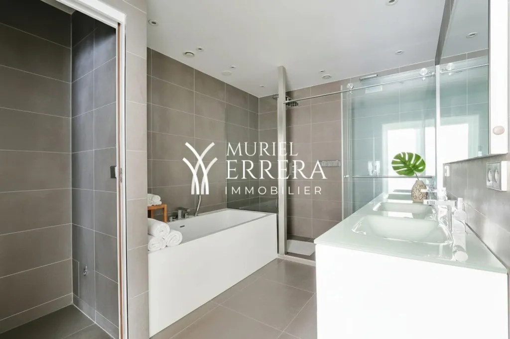 Vannitoad - Modern Apartment with Balcony in Avenue Montaigne