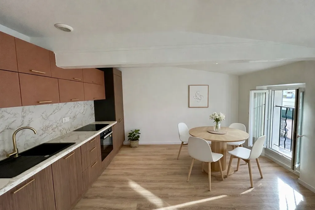 Cucina - Renovated 3-Piece with Sea View in Cannes Centre
