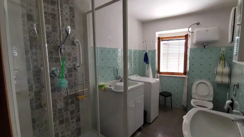 Salles de bain - Three-Bedroom Apartment in Historic Centre, Colle Di Val D'Elsa