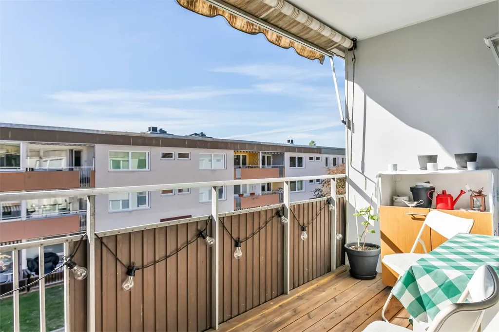 Rõdu - Renovated Apartment with Balcony in Kungsängen