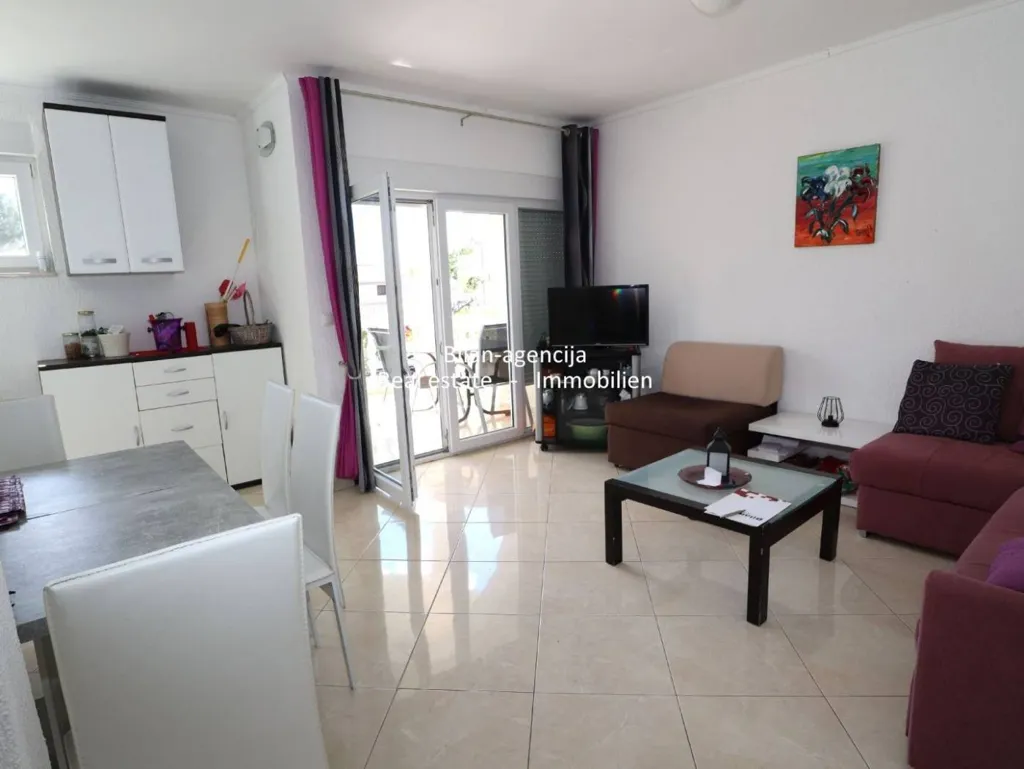 Elutuba - Two-Floor Apartments with Garden in Vodice