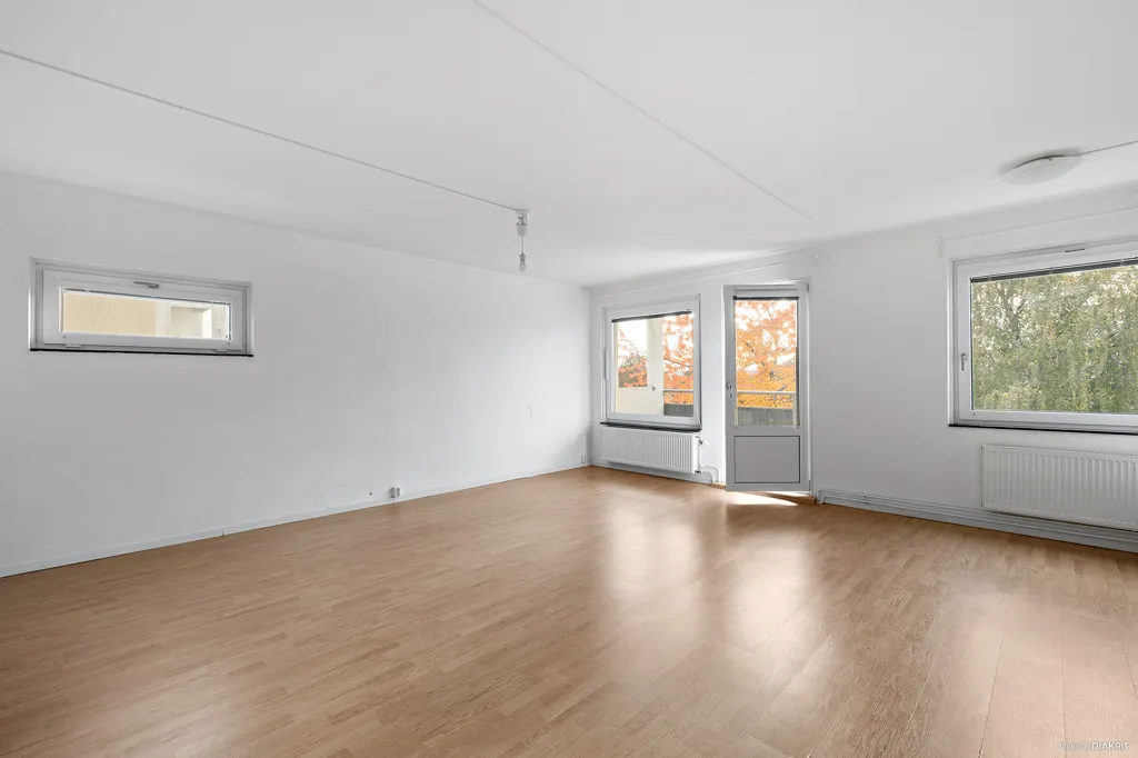 Pièces - Flexible 2-Bedroom Flat with Balcony in Spånga