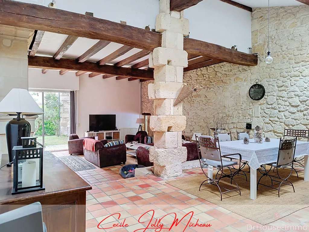 Salle à manger - Maison en Pierre avec Piscine à Saint-Savin