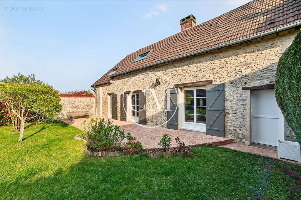 Jardin - Maison Ancienne Rénovée au Centre Ville du Perray-en-Yvelines