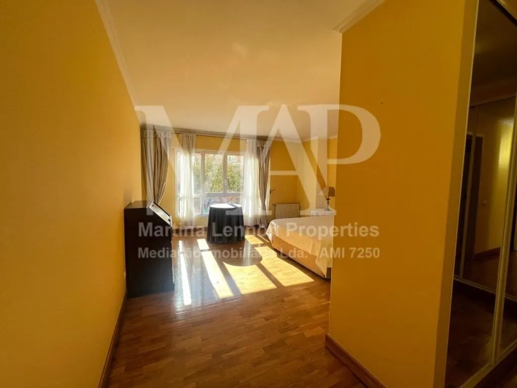 Hallway - 3-Bedroom Apartment with Parking in Lisbon