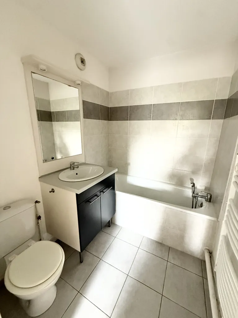 Salles de bain - Appartement Meublé avec Balcon à Achicourt