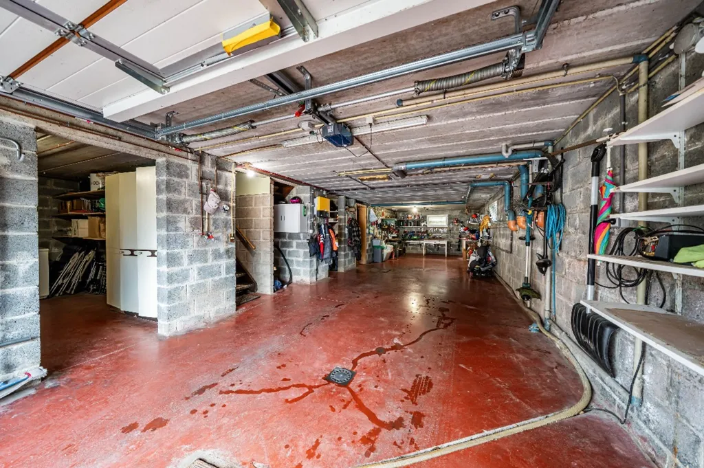 Garage - Detached House on 54-acre Plot in Green Setting