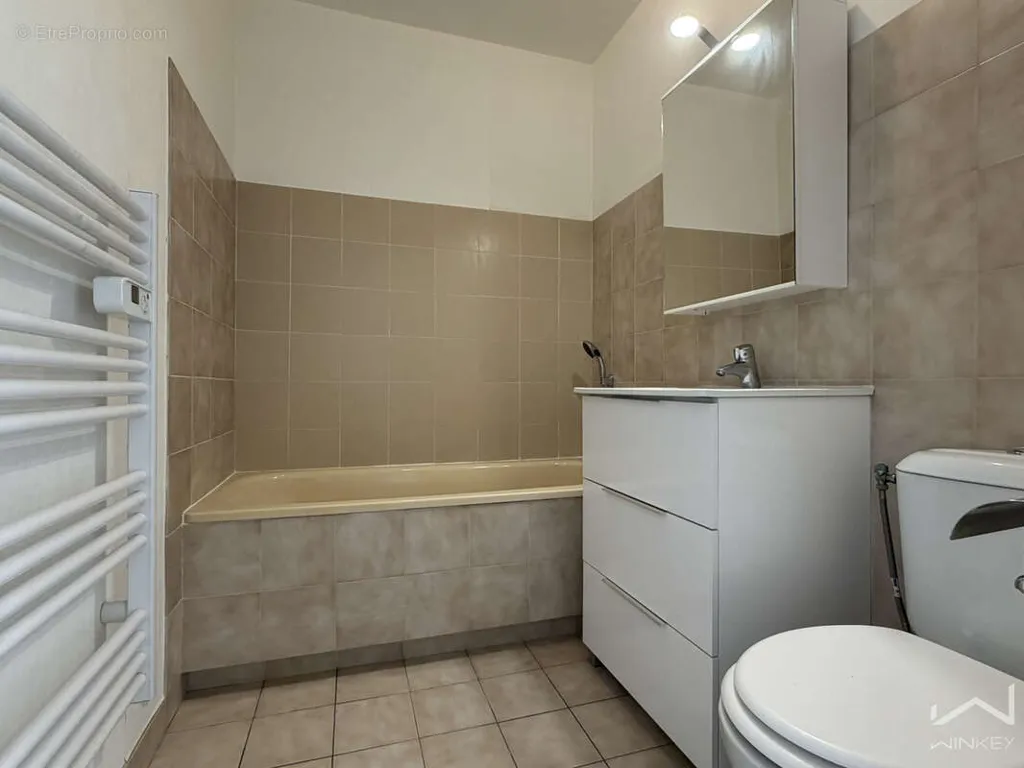 Bathrooms - Bright 2-Bed Flat with Parking in Mantes la Jolie