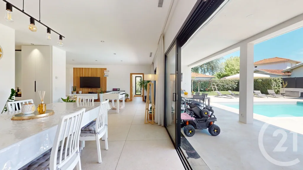 Salle à manger - Maison Contemporaine avec Piscine à Orthevielle