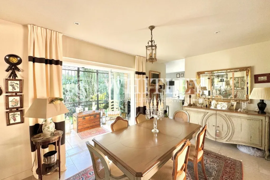 Dining Room - Luxury Villa with Pool in Saint-Raphaël
